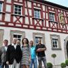 Die Außenrenovierung des ehemaligen Pfarrhauses in Bundorf ist abgeschlossen: (hinten, von links) Bürgermeister Hubert Endres, die Firmenchefs Thomas Schmitt (Neuses), Josef Messelberger (Redwitz) und Michael Gensler (Neuses) sowie  (vorne) Investor Thomas Fischer und seine Lebensgefährtin Anja Herrmann. Es fehlt Daphne Hanika-Merz (Bad Königshofen).