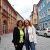 Die Landtagsabgeordnete Kerstin Celina (links) und die Fraktionsvorsitzende im Landtag Margarete Bause (beide Die Grünen) besuchten in Ochsenfurt Mitglieder des Helferkreises für Flüchtlinge. CLAUDIA SCHUHMANN