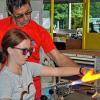 Mit Feuereifer bei der Sache: Mädchen beim Glasblasen im Beruflichen Schulzentrum Wertheim bei der Projektwoche MuT (Mädchen und Technik) zur Berufsorientierung.