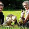 Zwei Frauen, die sich im Naturschutzgebiet Spessartwiesen engagieren: Biberkartiererin Berit Arendt mit einem Biber-Präparat und Schäferin Kerstin Müller hinter einem Wiesenknopf-Ameisenbläuling.