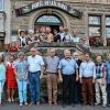(hf)   50 Jahre sind es her, dass Schülerinnen und Schüler die damalige Mittelschule in Königshofen im Grabfeld verlassen haben. Nun fand das erste gemeinschaftliche Treffen statt, bei dem die Erinnerungen an die Schulzeit aufgefrischt wurden. Dies vor allem auch, als die damaligen Lehrkräfte Gertrud Braun und Elmar Mantel zu ihren ehemaligen Schülern gestoßen sind. Organisiert hatten Monika Naber und Roland Schubert das Treffen. Zwar treffen sich die Einheimischen alle fünf Jahre zum Stammtisch, aber ein großes Treffen gab's bislang noch nicht. Treffpunkt war zunächst der Biergarten Ebner, bevor es nach Ipthausen ging. Hier erinnerte man an die Verstorbenen des Jahrgangs, sechs Männer und zwei Frauen. Natürlich führte der Weg zur Schule, in der die Berufsfachschule für Musik zu Hause ist, bevor das Treffen im Schlundhaus-Biergarten endete. Erfreulich für die beiden Organisatoren: Zwei Drittel der Klassenkameraden waren gekommen. Am weitesten angereist war eine Ehemalige aus Mabäa, die anderen kamen aus Hessen, dem bayerischen Raum und natürlich aus der Umgebung des Grabfeldes.FOTO: Hanns Friedrich