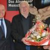 Präsentkorb für Albert Rösch. Der Lebenhaner war 175-mal beim Blutspenden. Dafür dankten Landrat Thomas Habermann und BRK-Kreisgeschäftsführer Ralf Baumeister. Präsentkorb für Albert Rösch. Der Lebenhaner war 175-mal beim Blutspenden. Dafür dankten Landrat Thomas Habermann und BRK-Kreisgeschäftsführer Ralf Baumeister.