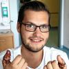 Maurice Fechner hatte bei einem Arbeitsunfall beide Daumen verloren. In Würzburg wurden sie wieder angenäht.