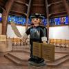 Freut sich auf viele Einladungen: der XXL-Playmobil-„Wanderluther“ in der Würzburger Martin-Luther-Kirche.