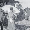 Zu große Flügel für den Schuppen: Leutnant Henneberger (links) mit Oberleutnant Mayr am Galgenberg.