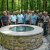 Der sanierte „Tiefe Brunnen“ in Himmelstadt wurde offiziell übergeben und ist nun als eingetragenes Bodendenkmal eine Anlaufstelle für viele Kinder, Schulklassen und Wanderer.