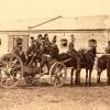 Bespannt in die Schlacht: ein bayerisches Feldgeschütz mit Protze um 1900, wie es schon im Deutsch-Deutschen Krieg zum Einsatz gekommen ist.