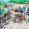 Bei der Einweihung der E-Bike-Ladestation freuten sich Bürgermeister Thomas Eberth und Jürgen Lang von der N-ERGIE mit einigen Gemeinderäten und dem Wirtsehepaar über die erste E-Bike-Radlergruppe, die ihre Fahrräder am Dorfplatz lud.
