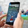 Unterhalb der Stadtmauer tummeln sich viele Pokémon-Jäger. Das Tierchen auf dem Display in unserem Bild ist eher gewöhnlich, bei seltenen Pokémon soll es am Unteren Wall zu regelrechten „Massensprints“ der Spieler kommen.