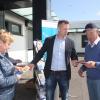Während des Sicherheits- und Kontrolltags der Polizei in Unterfranken hat die Polizei in Kitzingen an einem Infostand am E-Center über Handtaschendiebstahl und Trickbetrügerei informiert. Im Bild berät Alexander Lier (Mitte) von der Kitzinger Polizei gerade Anneliese und Werner Roth, die aus Waldshut-Tiengen im südwestlichen Baden-Württemberg stammen und zu Besuch in Kitzingen sind. Während des Sicherheits- und Kontrolltags der Polizei in Unterfranken hat die Polizei in Kitzingen an einem Infostand am E-Center über Handtaschendiebstahl und Trickbetrügerei informiert. Im Bild berät Alexander Lier (Mitte) von der Kitzinger Polizei gerade Anneliese und Werner Roth, die aus Waldshut-Tiengen im südwestlichen Baden-Württemberg stammen und zu Besuch in Kitzingen sind.