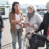 Während des Sicherheits- und Kontrolltags der Polizei in Unterfranken hat die Politzei in Kitzingen an einem Infostand am E-Center über Handtaschendiebstahl und Trickbetrügerei per Telefon informiert. Im Bild informieren (von links) Alexander Lier von der Kitzinger Polizei und Heike Ott von der Beratungsstelle der Kripo Würzburg Ruth und Bernd Metzger aus Kitzingen.
