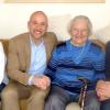 Am Geburtstagstisch in Homburg trafen sich (von links) Sohn Thomas Schmitt, Bundestagsabgeordneter Alexander Hofmann, Jubilarin Christa Schmitt und Bürgermeister Norbert Endres.