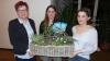 Maria Hoßmann, Dorothea Heiser und Silke Behl zeigten, wie ein Blumenkasten bienenfreundlich gestaltet werden kann und warben für die Anlage von Blühfläche in Städten und Gemeinden.