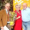 Zur Goldenen Hochzeit von Helga und Elmar Schömig gratulierte auch Rimpars Bürgermeister Burkard Losert (links).