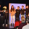 Als Zeichen ihrer Anerkennung gegenüber der schauspielerischen Leistung und als Dank für diesen nachhaltigen Besuch im Theater Sommerhaus überreichten die Klassensprecher Birgit Seger, Marian Todici, Julian Schiffler, Dennis Gorski, Simon Bullinger, Vivien Schweigert (von links) Mascha Obermeier weiße Rosen und eine von Schülern unterzeichnete Karte.