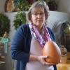 Osterdekorationen aus Holz und Ton von Ingrid Herch.