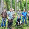 Welches Tier zerstört massenhaft bei Fellen Buchensetzlinge und warum? Die Antwort zu finden, hoffen (von links) Thomas Gerhard, Stephan Kühnlein, Christoph Kirchner, Elmar Konrad (kniend), Andreas Schneider, Rudolf Kunkel und Franz-Josef Fischer.