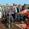 Wie wirken sich die verschiedenen Techniken auf das Bodenleben aus? Diese und andere Fragen waren Thema bei einem Demeter-Bodenpraktikerkurs in Hemmersheim. Landwirte aus Hemmersheim und Öllingen brachten Pflug, Grubber, Fräse und eine Scheibenegge mit, um die Wirkung auf den Böden zu vergleichen. Martin Primbs, Leiter der Bildungseinrichtung in Hemmersheim, wird auch im kommenden Jahr wieder einen Bodenkurs anbieten, der noch mehr Wissen vermittelt.   Die Termine sind im Internet unter www.lindenhof-hemmersheim.de zu erfahren.