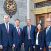 Auf Jürgen Fuchs (Fünfter von links) folgt Michael Röder (links daneben) in der Leitung des Finanzamtes Bad Neustadt. Vor dem Alten Amtshaus und unter dem königlich-bayerischen Wappen gratulierten (von links) Ingeborg Maier von der Steuerberaterkammer, Landtagsabgeordneter Sandro Kirchner, Finanzstaatssekretär Albert Füracker sowie (von rechts) der stellvertretende Landrat Josef Demar, Bürgermeister Bruno Altrichter und die ständige Vertreterin des Finanzamtsleiters, Meike Reis-Götze.FOTO: Stefan Kritzer