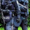 Schwer bewaffnete Polizisten beim Einsatz in Chemnitz.