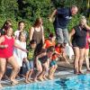 Ein Riesenspaß zum Abschluss der Badesaison im Schönauer Schwimmbad ist immer wieder das so genannte Klamottenschwimmen, wobei besonders die Kinder regen Gebrauch machen.
