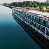 Das havarierte Hotelschiff auf dem Main-Donau-Kanal in Erlangen.