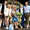 Die neue Bayerische Weißwurstkönigin Luisa I. mit ihren Eltern Rainer (rechts) und Claudia Schömig (hinten), Opa Felix Schömig, Schwester Anna-Maria und ihrem Freund Marco Michel.