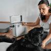 Bitte einmal hinlegen: Hier behandelt Bianca Melchior ihren Hund Linus mit dem Bioresonanzgerät.