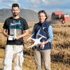 Kopterpilot Stefan Dehner und Vogelschützerin Claudia Pürckhauer kontrollieren die Brutnester der Wiesenweihen, hier bei Fröhstockheim im Landkreis Kitzingen.