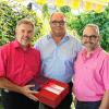 Herzlichen Glückwunsch: Der stellvertretende Landrat Paul Streng (links) und Nagels Nachfolger Volker Schmitt (rechts) gratulierten dem Schwarzacher Altbürgermeister Lothar Nagel.