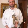 Auktionator Klemens Kempf mit der Bronzefigur "Fischerstecher". Foto: Kempf