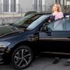 Das Leitungsteam der Seniorenresidenz Wiesentheid, Nicole Parakenings und Erich Jeger, vor einem der neuen Dienstautos für Pflegefachkräfte. Das Leitungsteam der Seniorenresidenz Wiesentheid, Nicole Parakenings und Erich Jeger, vor einem der neuen Dienstautos für Pflegefachkräfte.