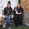 Im Themengarten 5 "Spannend und erlebnisreich" möchte die Gruppe um Mareike Dolderer und Lena Steimann erreichen, dass Besucher aller Altersklassen ihren Schaugarten mit all ihren Sinnen erleben. Dazu können sie unterschiedliche Materialien aus Alltag und Natur begegnen und erraten was sie in Säckchen fühlen, die an einem "Fühlbaum" hängen.