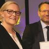 Sylvia Steiniger, Personalreferentin bei Brand International, und Kars Hermann (Director HR & LEGAL) nahmen in Berlin den Preis entgegen.