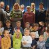 Im Kreise ihrer Kolleginnen und Kinder nahm Gisela Müller (Fünfte von links) Abschied von fast 25 Jahren im Aurarer Kindergarten.