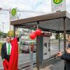 Neuer Name Bürgerbräu: (von links) Architekt Roland Breunig, Bürgermeister Adolf Bauer, Paul Lehmann und Thomas Schmitt enthüllten das neue Haltestellen-Schild.