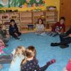 Kindergartenerweiterungen stehen bei der Stadt Gemünden an. Im Bild Bürgermeister Jürgen Lippert beim Vorlesetag im November vorigen Jahres in der Kindertagesstätte St. Martin.