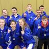 Stolz war Efram Yaman, früher Bundesliga-Korbjäger, heute Sportlehrer am Deutschhaus-Gymnasium, auf seine Schüler. Sowohl die Mädchen II- als auch die Jungen-III-Mannschaft hat sich den bayerischen Titel geholt. „Sie haben sich einmal mehr mit einer Woche Berlin für ihre harte Arbeit und ihr großes Engagement belohnt“, so der Lehrer, dessen Teams zum deutschen Entscheid in die Landeshauptstadt fahren. Deutlich hatten die Jungen III das Luitpold-Gymnasium München mit 87:61 geschlagen. Wenig später zogen die Mädchen II nach. Allerdings taten sie sich gegen das Nördlinger Theodor-Heuss-Gymnasium schwerer. Erst im zweiten Viertel setzten sie sich ab und siegten verdient. „Letztlich liefen beide Endspiele erwartungsgemäß. Es war schnell zu sehen, dass wir uns mit unserer Qualität und Tiefe der Bank durchsetzen werden. Es hat heute sehr gut gepasst“, freute sich der Ex-Profi, dessen Schule mittlerweile seit einem Jahrzehnt – seit Einführung der Sportklasse – Erfolge feiert. Darüber freuten sich: (vorne von links) Burkhard Ziegler (Sparkasse), Alina Zähle, Miriam Wahl, Antonia Fuchsbauer, Helena Geier, Bernadette Barthold, Julian Kunzmann, Tom Lerzer, Ludwig Roth, (hinten von links) Johannes Richter (s. Oliver Würzburg), Maike Herrmann, Tarik Tocovic, Luisa Stahl, Lina Vogt, David Gerhard, Timm Kowal, Bennet Stock, Merdi Mamingi, Lehrer Efram Yaman und Andreas Süssmeier (Arbeitskreis Sport in Schule und Verein). Zum Team gehören außerdem: Nils Sahlmüller, Emilio Riedl, Tim Fechner und Janka Timoschenko.