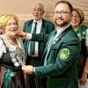 Der alte Schützenkönig Marius Stach überreicht die Königskette an seine Nachfolgerin Brigitte Wegner.