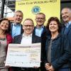 10 000 Euro spendete der Lions Club Würzburg-West aus der Adventskalender-Aktion 2015 an verschiedene soziale Einrichtungen und Aktionen. Über die Spenden freuen konnten sich bei der Übergabe Barbara Lehrieder (vorne links, Stadt für Kinder), Peter Krones (vorne Mitte, Aktion Patenkind) und Silvia Popp (vorne rechts, Evangelische Montessori-Kita der Erlöserkirche).   Die Initiatoren des Lions Clubs Würzburg-West (hintere Reihe von links Hans-Joachim Grassmann, Andreas Hetterich und Thomas Kestler) kündigten an, dass die erfolgreiche Kalenderaktion auch heuer wieder laufen wird, Start des Verkaufs der Kalender wird Ende Oktober sein.