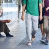 Archivbild - Ein alter Mann sitzt am 23.06.2016 in Berlin in der Friedrichstraße und bettelt. Sie halten in Banken die Tür auf, musizieren in Berlins S- und U-Bahnen und verkaufen Obdachlosenzeitungen · Berlins Bettler gehören zum Stadtbild.
