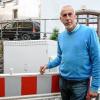 Der Winterhäuser Bürgermeister Wolfgang Mann steht vor einem neuen Multifunktionsgehäuse für den Breitbandausbau. Beim Umschalten auf schnelles Internet sind Fehler passiert. Infolgedessen waren Mann und etliche Bürger tagelang ohne Telefon und Internet.