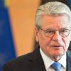 aRCHIV - Bundespräsident Joachim Gauck spricht am 18.05.2015 in Berlin im Schloss Bellevue während einer Pressekonferenz mit dem Präsident von Estland. Foto: Maurizio Gambarini/dpa (zu dpa: "Gauck warnt vor einem möglichen US-Präsidenten Trump" vom 06.11.2016) +++(c) dpa - Bildfunk+++ | Verwendung weltweit