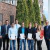 Ausgezeichnete Ergebnisse bei der Sommerprüfung der IHK erzielten die Prüflinge der ZF Friedrichshafen AG am Standort Schweinfurt. Von links: Betriebsrat Stefan Pfeffermann, Standortleiter Hans-Jürgen Schneider, Ausbildungsleiter Jens Wunderwald mit den jeweils besten Absolventen der jeweiligen Berufsgruppe Timo Eichelbrönner, Industriemechaniker, Marius Laudensack, Werkstoffprüfer und Kammersieger, Fabian Bauer, Mechatroniker, Matthias Helfrich, Elektroniker für Automatisierungstechnik, Joshua Pfeuffer, Zerspanungsmechaniker, und Selina Markert, Industriekauffrau, sowie Oliver Sprenger, Leiter Personalwirtschaft.