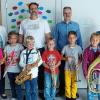 Seit Beginn des neuen Schuljahres gibt es an der Grundschule Haßfurt/Nebenstelle Nassachtal, eine Bläserklasse.  In Zusammenarbeit mit der Stadtkapelle Haßfurt werden acht Schüler der 3. Klasse an Holz- und Blechblasinstrumenten von Bernhard Rippstein (Holz- und Bläserklassenleiter) und Musiklehrer Christoph Ballach, ausgebildet.   Die Kinder werden einmal pro Woche auf ihrem Instrument in der Schule im Registerunterricht von den Lehrern unterrichtet, und alle zwei Wochen spielen sie gemeinsam. Bläserklassen nehmen in den letzten Jahren immer mehr Form an, denn es ist kein herkömmlicher Musikunterricht.   Alle Schüler erlernen mindestens zwei Schuljahre lang ein Blasinstrument oder auch das Schlagzeug. Dafür werden Stunden eingerichtet, in denen die Kinder gemeinsam mit anderen Schülern am gleichen Instrument unterrichtet werden. Das gleiche System gilt für die Schüler in Haßfurt. Dabei setzt es keine musikalische Begabung voraus, denn im Mittelpunkt steht immer das Bestreben ein Interesse und die Freude an Musik zu vermitteln. Bekannt ist auch, dass Musikunterricht das Lernverhalten und die Konzentrationsfähigkeit verbessert. Im Bild von links: Rektorin Gisela Schott, Musiklehrer Christoph Ballach, Holz- und Bläserklassenleiter Bernhard Rippstein, Konrektorin Christine Männer und die Schüler der Bläserklasse.   Foto: Elke Englert