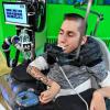 Rollstuhlfahrer Sascha Dohrn bedient im Körperbehindertenzentrum Oberschwaben in Weingarten mit einer Mundsteuerung den Roboter Marvin, der ihm eine Flasche Wasser reichen soll.