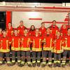 (ert)   Ein schwerer Autounfall mit eingeklemmter Person – für die Feuerwehr heutzutage ein eher häufiger Einsatz als ein Brandalarm. Die Grafenrheinfelder Feuerwehr verfügt über Rettungsspreizer und  -schere. Einsatzmittel, die benötigt werden, um das Dach eines Fahrzeugs abzuschneiden oder starkverformte Metallteile wegzubiegen, damit der Notarzt an den Verletzten herankommt und dieser aus dem Auto in den Sanka oder den Rettungshubschrauber gebracht werden kann. Damit die Einsatzmittel im Notfall auch schnell und sicher gehandhabt werden, ist immer wieder Übung erforderlich. Zwei Gruppen der Rafelder Wehr stellten sich jetzt den Juroren von der Brandinspektion zur Prüfungsabnahme „Technische Hilfeleistung“. Das Übungsszenario verlangte von den Prüflingen, eine nach einem Verkehrsunfall eingeklemmte Person aus dem Wagen zu befreien. Jeweils null Fehler in der zur Verfügung stehenden Zeit registrierten die Schiedsrichter: „Besser geht's nicht!“ Kommandant Matthias Hübner (links) und Bürgermeisterin Sabine Lutz waren voll des Lobes für ihre Feuerwehrleute. Die Bürgermeisterin versprach, dass die Gemeinde das ihrige beisteuern werde, damit die Feuerwehr immer bestens ausgerüstet in den Einsatz gehen könne. Die Kreisbrandmeister Christian und Mirco Böhm (Schwebheim) verliehen den erfolgreichen Absolventen der Leistungsabnahme die Abzeichen (von links nach rechts): Frederik Weidinger,  Niclas Wegner, Philipp Hümmer,  Julian Binder, (alle Bronze), Daniel Hofmann, Patrick Lausenmeyer-Krönert (beide Silber), Pascal Mauder (Gold), Corina Schmich, Stefan Pabst, Jan- Niklas Kraus, Marcus Hartmann, Holger Schmich, Rainer Brand (alle Gold-Blau), Sven Schreiner (Gold-Grün), Stefan Seufert (Gold-Blau) und Markus Weidinger (Gold-Rot).