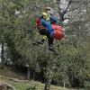 Nur zwei dürfen mit: Die Bergwacht aus Frammersbach übte mit Kollegen aus Rhön und Frankenjura die Rettung aus der Luft.