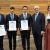 Die drei Besten neuen Landwirtschaftsmeister mit ihren Meisterbriefen: (von links) Andreas Köhler, Daniel Zink und Daniel Kiesel. Es gratulierten: Gabriele Sichler-Stadler, Leiterin der Abteilung Landwirtschaft im Fortbildungszentrum Triesdorf (links), Regierungspräsident Paul Beinhofer (Dritter von rechts), Barbara Kuhn vom Meisterprüfungsausschuss und Harald Schäfer, Vorsitzender VLF/VLM Bayern (rechts).