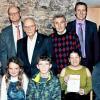 Erinnerungsbild von der Sportabzeichen-Verleihung im Bacchuskeller. Vorne von links: die jüngsten Teilnehmer Leonie Muth, Klara Tannert, Zoé Gottier, Lara-Fabienne Gottier, Jarno Meuingat und die sehbehinderten Teilnehmer Julia Krekeler, Robin Heinl und Yusuf Yilmaz. Hinten: Armin Fuchs, Manfred Roßner, Manfred Engel, Sportabzeichenobmann Bernhard Kronewald, Günther Grein, Gerhard Oehler, Bürgermeister Jürgen Götz, Markus Vogler und TGV-Vorsitzender Winfried Knötgen.